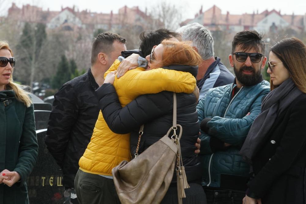 ODRŽAN POMEN MARINKU MADŽGALJU: Majčine reči ODZVANJALE GROBLJEM, a OD NJE NI TRAGA... Evo zašto ONA nije došla!