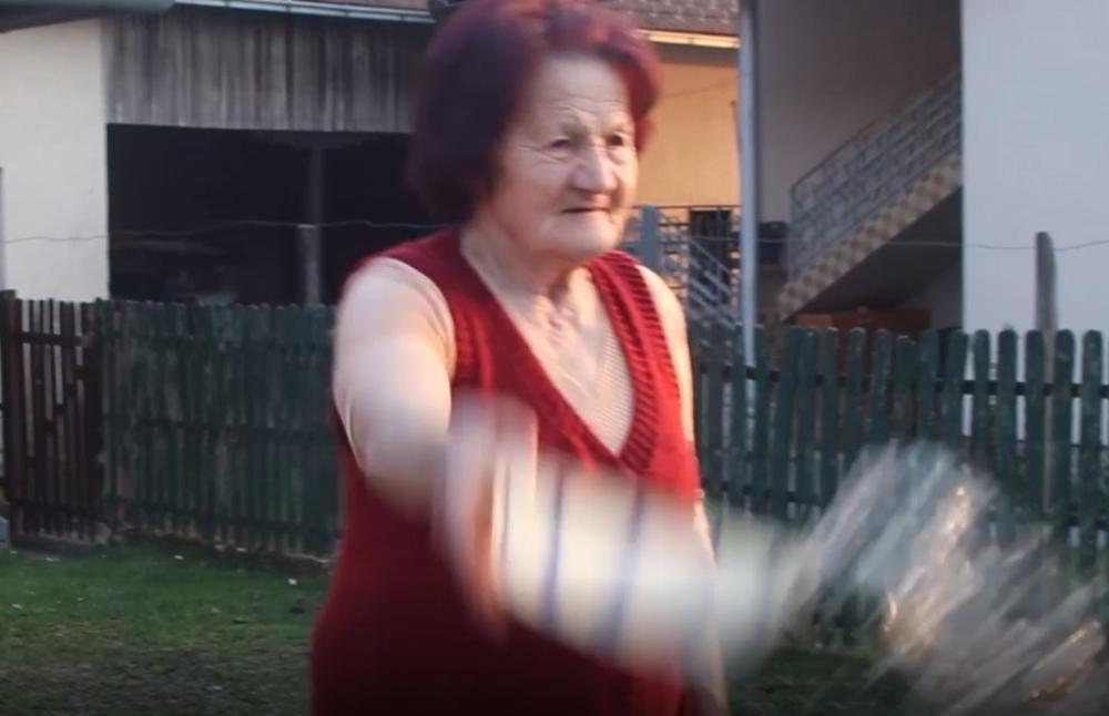 Ispratila ih po starim običajima...