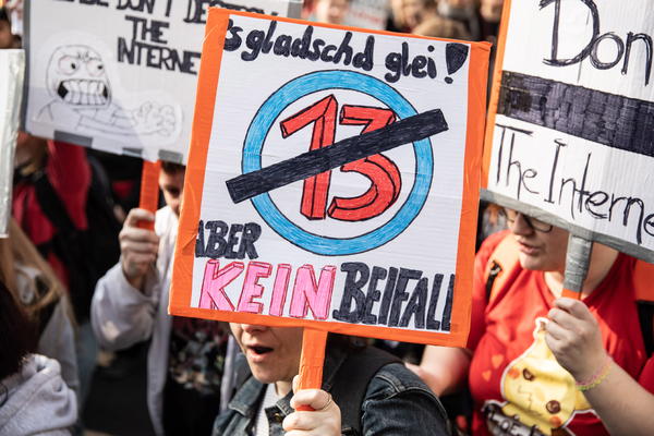 USVOJEN KONTROVERZNI ČLAN 13: Evropski parlament doneo odluku koja će PROMENITI INTERNET