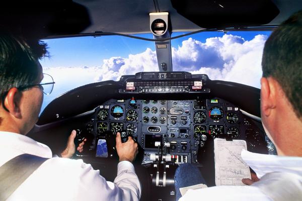 PILOTI SU IM DALI PIVO, A ONDA IM SE SVE ZAMUTILO! Stjuardese otkrile HOROR koji su videle kada su došle svesti!