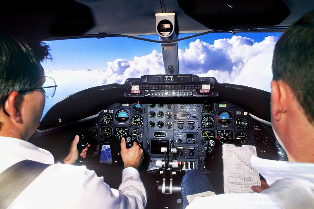 OD PREVOZA ORGANA I POKOJNIKA DO UDARA GROMOVA: Tajne koje vam PILOTI NIKADA NEĆE REĆI!