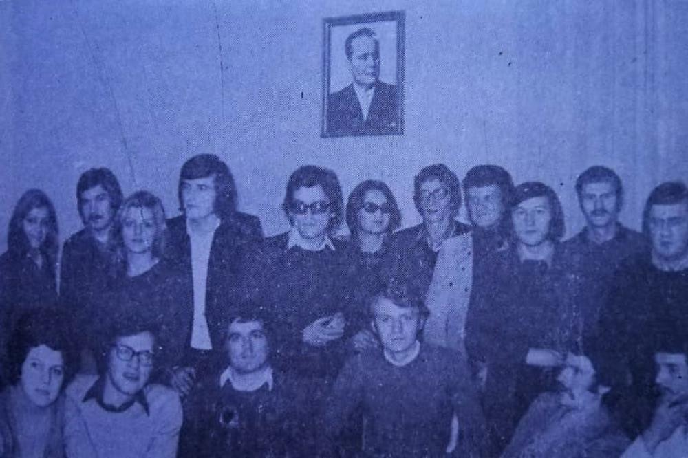 PREPOZNAJETE LI MOMKA S FOTOGRAFIJE? Reč je o srpskom POLITIČARU, danas ljuta desnica, nekad ljuti komunista (FOTO)