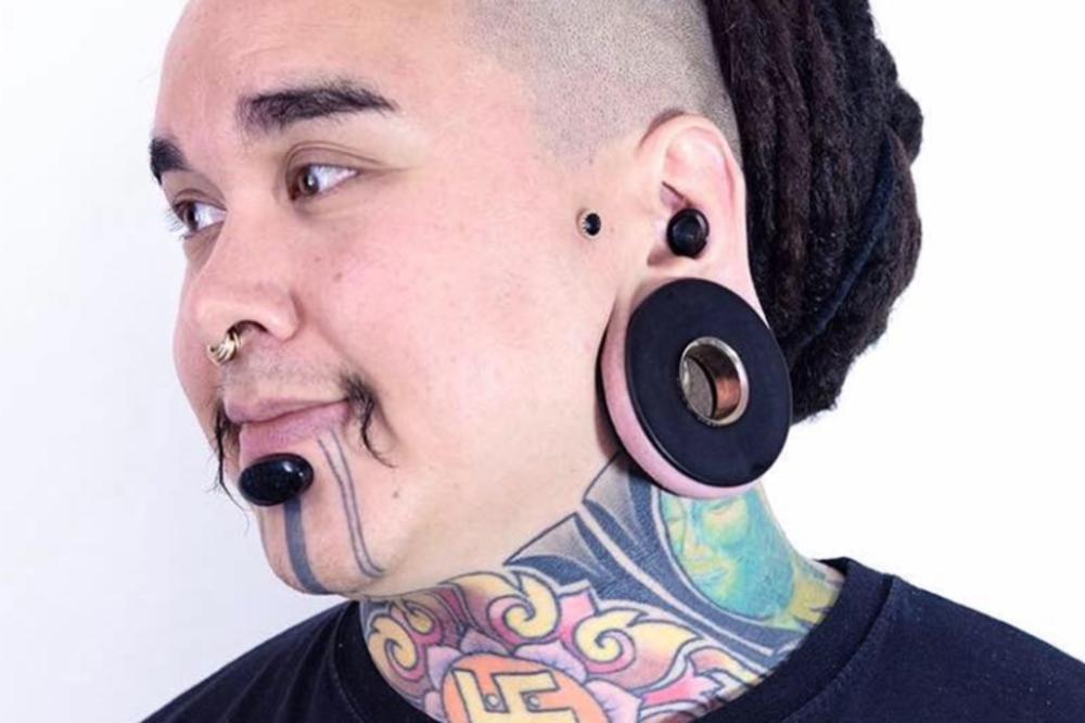 ODSTRANIO UŠNU ŠKOLJKU KAKO BI BIO JEDINSTVEN: Svet je ZGROŽEN činim jednog muškarca! Pogledajte mu uho sada (FOTO)