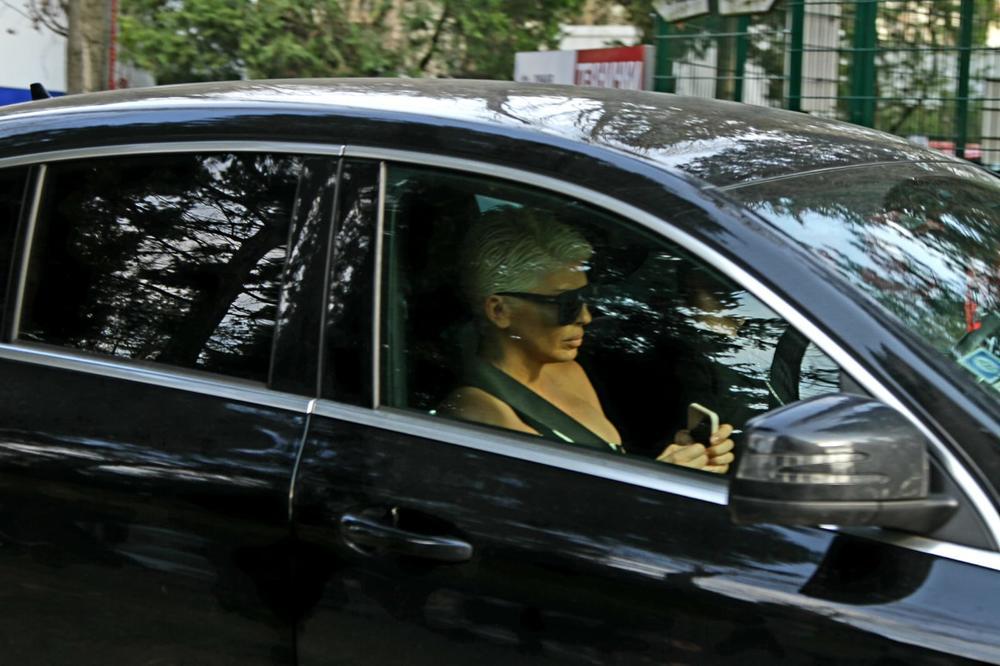 OGLASIO SE GRAND POVODOM KARLEUŠINOG POVRATKA: JK samo što se nije srušila na snimanju emisije, on joj PRVI prišao!