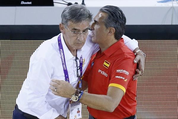 LEGENDA U KUĆI SLAVNIH: Čuveni Boša Tanjević zajedno sa NBA legendom među lauretima!