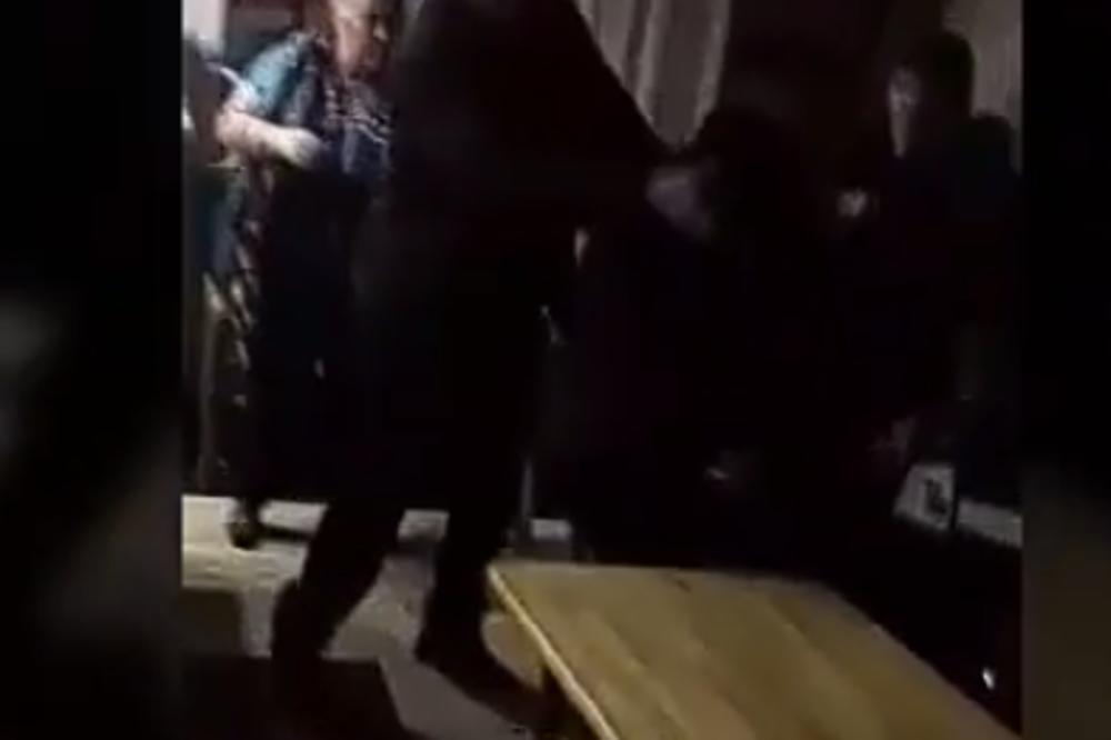 GOST U KAFIĆU POKUŠAO DA ISEČE LJUDE NA KOMADIĆE MOTORNOM TESTEROM: Pokolj u Rusiji, napadač iščezao?! (VIDEO)