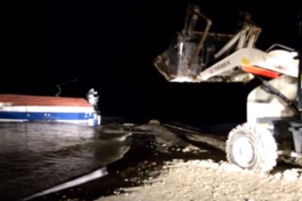 PREVRNUO SE BROD PUN DROGE, UHAPŠENI SRBI: Otkriveno više od tone kokaina, odala ih traljavost (VIDEO)