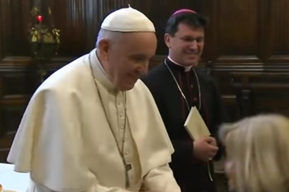 PAPA NE DA VERNICIMA DA MU LJUBE PRSTEN, ČAK IZMIČE RUKU: Sada je otkrio razlog! (VIDEO)