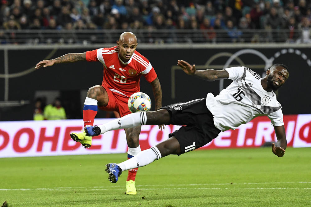 ISMEVAO ŠTO TAMNOPUTI IGRAČ IGRA ZA RUSIJU: Legendarni ruski fudbaler kažnjen zbog rasizma!