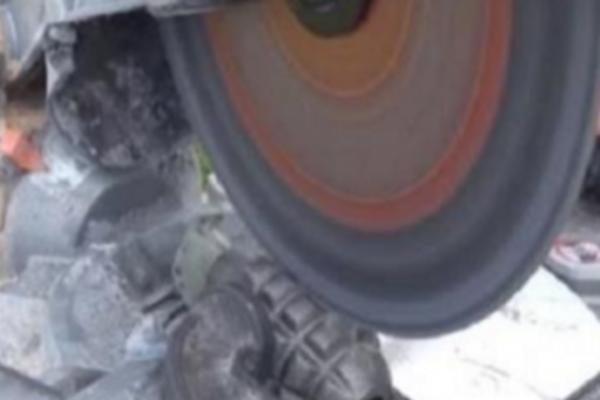 UZEO JE KAŠIKARU I PRESEKAO JE NA POLA: Kada je video šta se nalazi u bombi, zanemeo je (VIDEO)