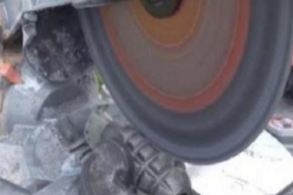 UZEO JE KAŠIKARU I PRESEKAO JE NA POLA: Kada je video šta se nalazi u bombi, zanemeo je (VIDEO)