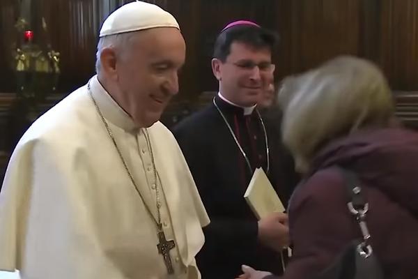 PAPA FRANJA ISPALIO VERNIKE! Skandalozan snimak predmet je novih SUKOBA u Katoličkoj crkvi (VIDEO)
