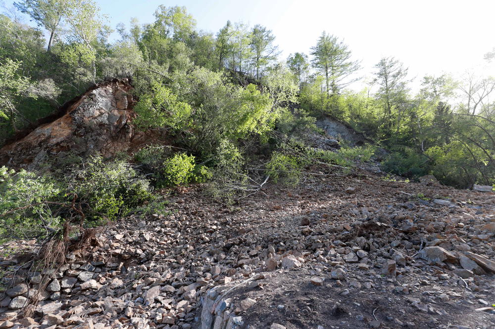 DECI SU REKLI DA NE GLEDAJU, A ONDA SU TEK ROĐENU BEBU BACILI U PROVALIJU: Mladenku i Mila je sada dočekala kazna