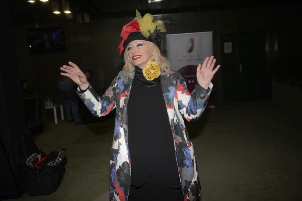 GORI ESTRADA, PEVAČICE SE ŽESTOKO POSVAĐALE, PALE TEŠKE UVREDE: "Ideš sa kapuljačkom i OTIMAŠ od ljudi"