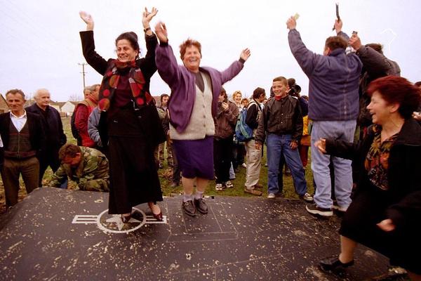 NEVIDLJIVI F-117 JE PAO, A ONI SU PO NJEMU SKAKALI I IGRALI KOLO! Ovaj dan 1999. slavila je CELA JUGA! (FOTO)