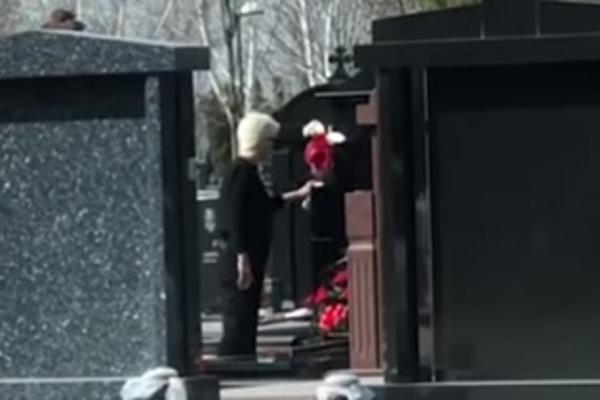VRATILA CRNINU: JK RAZVALJENA od BOLA plakala na sav glas i nepomično ZURILA u MAJČIN GROB, a onda uradila OVO...