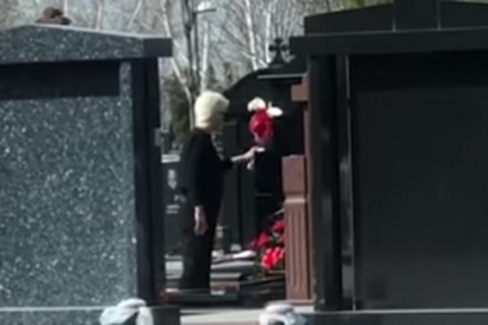 VRATILA CRNINU: JK RAZVALJENA od BOLA plakala na sav glas i nepomično ZURILA u MAJČIN GROB, a onda uradila OVO...