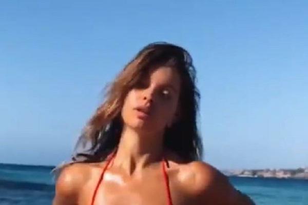 MANEKENKA JE ZAVODLJIVO POZIRALA, ALI SVI SU GLEDALI IZA NJE! On joj je potpuno ukrao kadar (VIDEO)