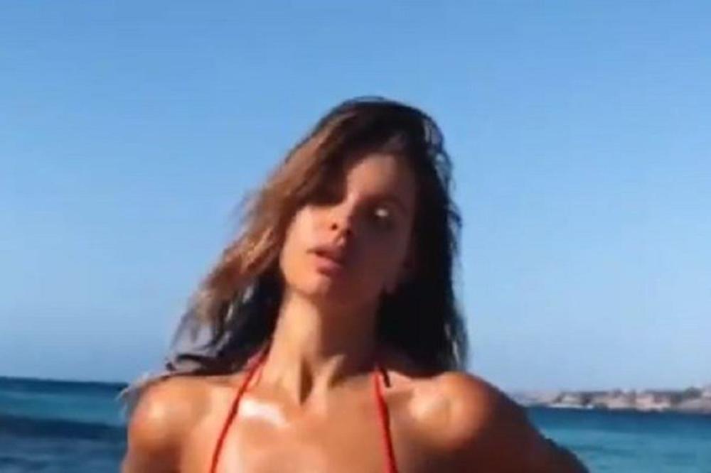 MANEKENKA JE ZAVODLJIVO POZIRALA, ALI SVI SU GLEDALI IZA NJE! On joj je potpuno ukrao kadar (VIDEO)