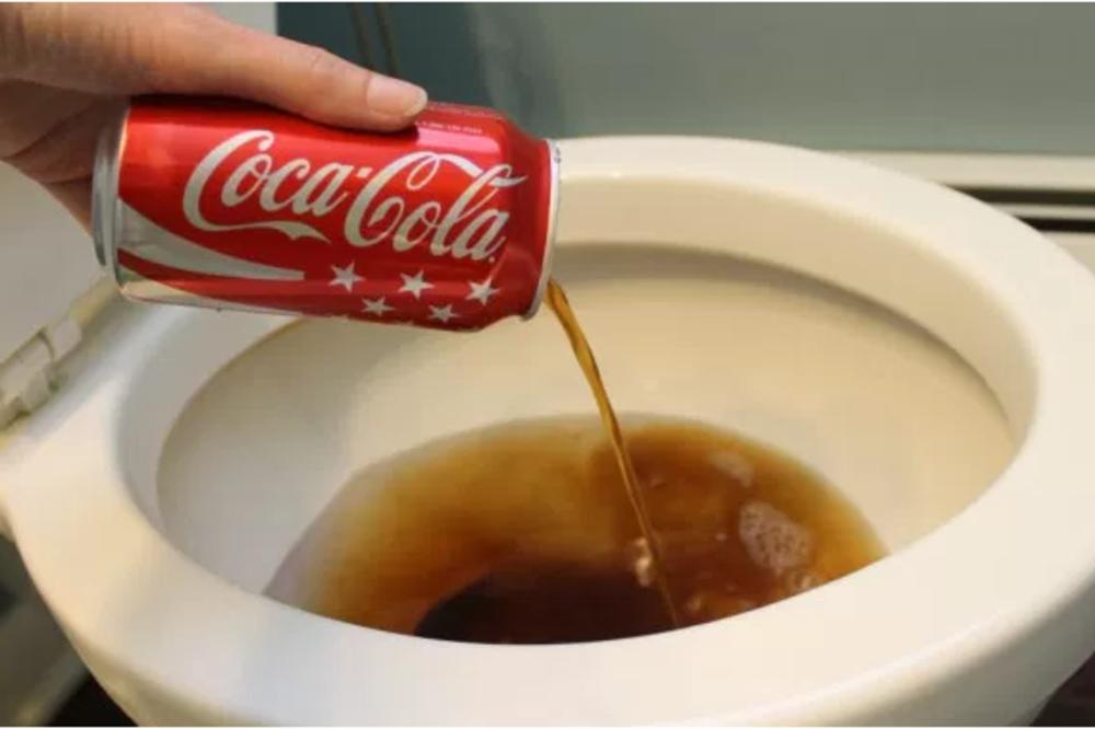 ODMAH ĆETE ISPROBATI: Istresla je Koka Kolu u WC šolju, a rezultat će vas oduševiti! (VIDEO)