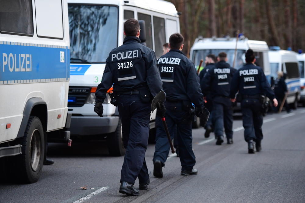NEMAČKA POLICIJA ZAUSTAVILA VIŠE OD 50 ULTRADESNIČARA: Krenuli da PATROLIRAJU na GRANICI zbog migranata