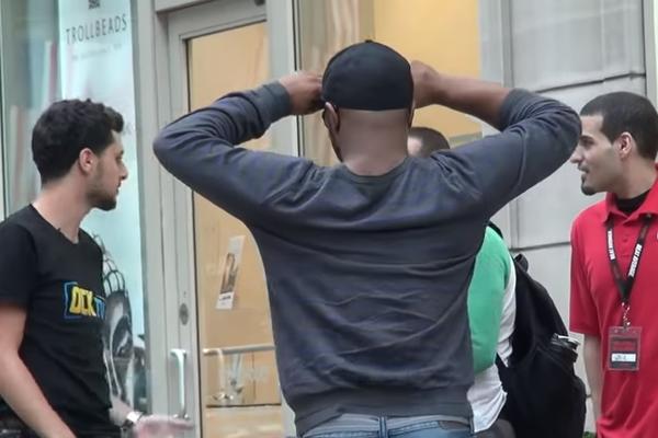 UDARAO JE I VUKAO ŽENU NASRED ULICE: Ali onda se desilo nešto što vraća veru u ljude! (VIDEO)