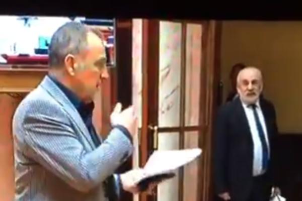 TEŠKE UVREDE I OBRAČUN U SKUPŠTINI! Živković i Marijan se potkačili u holu, moglo je da dođe do TUČE! (VIDEO)