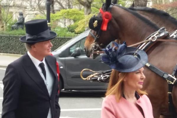 NA KONJU I SA ŠEŠIROM NA GLAVI DOŠLA JE KOD ENGLESKE KRALJICE I DALA JOJ VUČIĆEVU PORUKU! Svi pričaju o Aleksandri