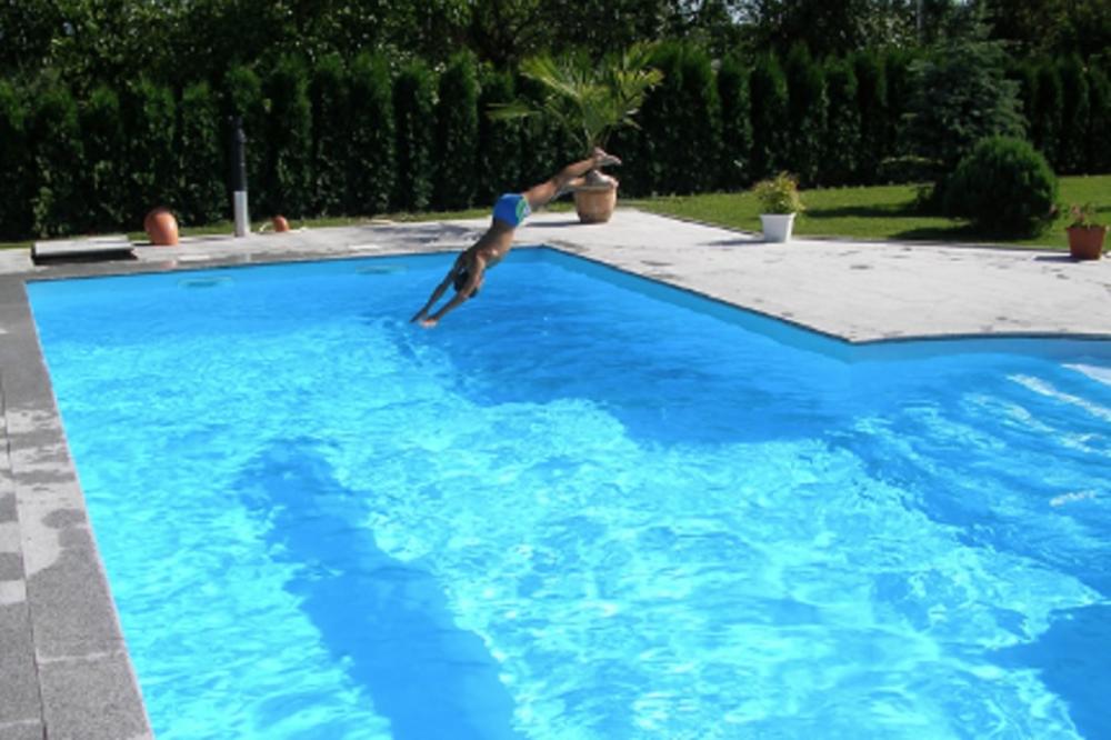 Plivali su u svom bazenu, a onda je usledila prava noćna mora! Pogledajte šta je sigurnosna kamera snimila! (VIDEO)