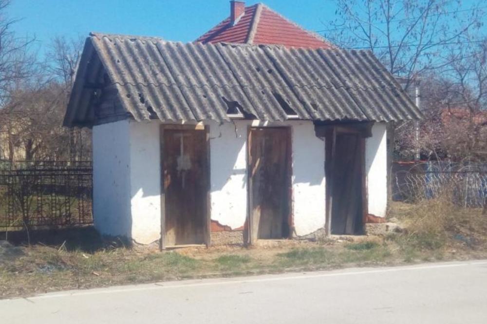 ĐACI IZ OVO SRPSKOG SELA KORISTE POLJSKI WC U 21. VEKU: Novi toaleti napravljeni, ali ne funkcionišu (FOTO)