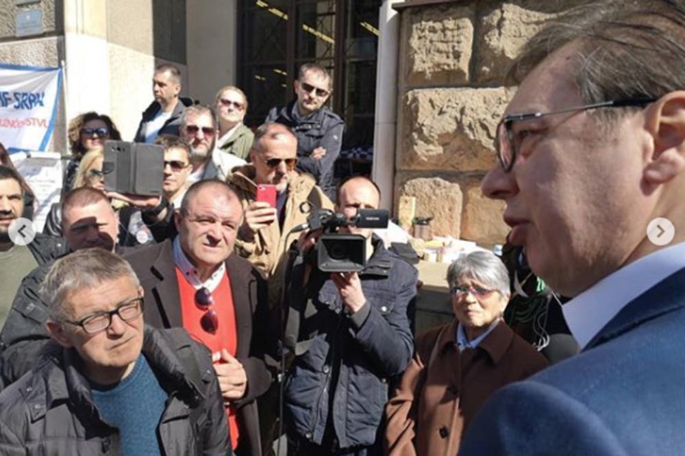 VUČIĆ IZNENADIO SVE! Sam bez obezbeđenja ušetao MEĐU DEMONSTRANTE!