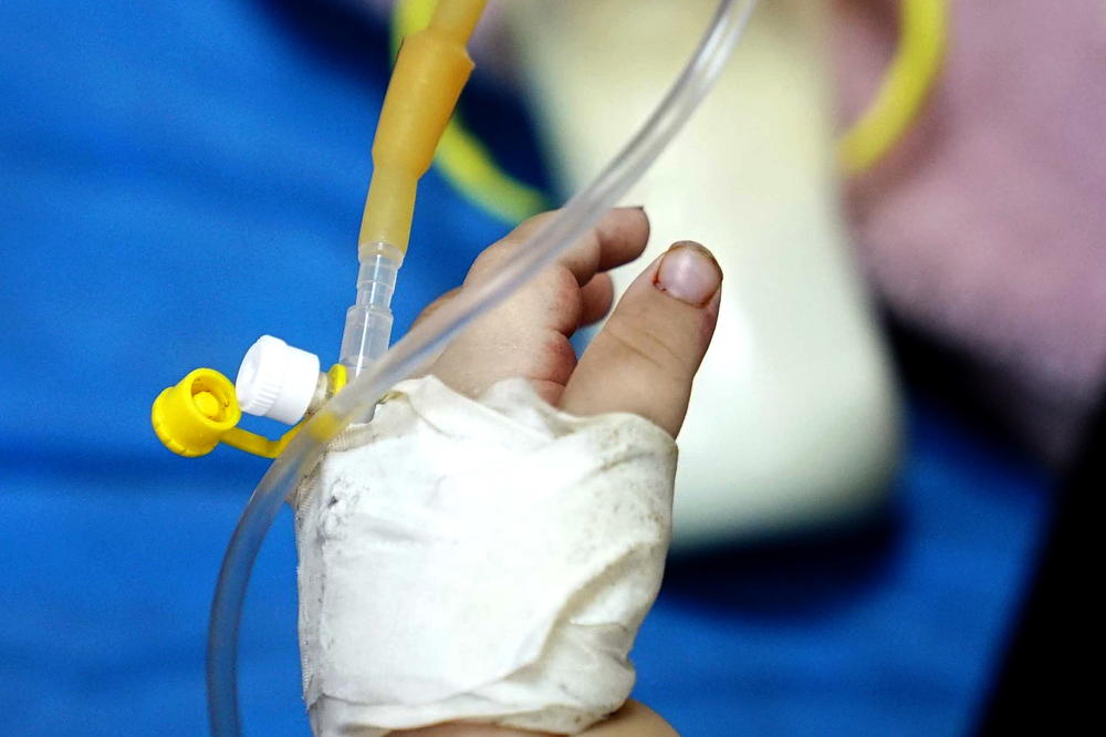 DECA LEŽE PREKRIVENA FEKALIJAMA! Jezive fotografije iz DEČIJE BOLNICE digle Hrvatsku na noge