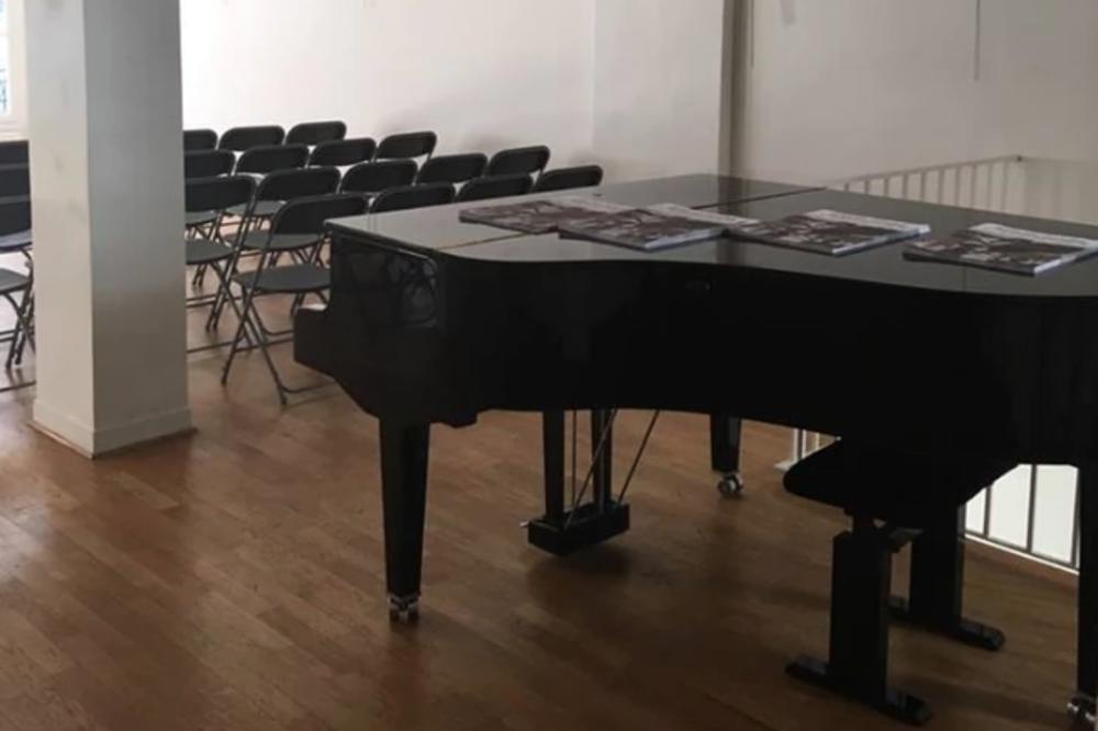 NIJE UKLONJENA, SAMO SU DELOVI SKLONJENI Direktor KCS u Parizu objašnjava šta se desilo sa izložbom o NATO agresiji