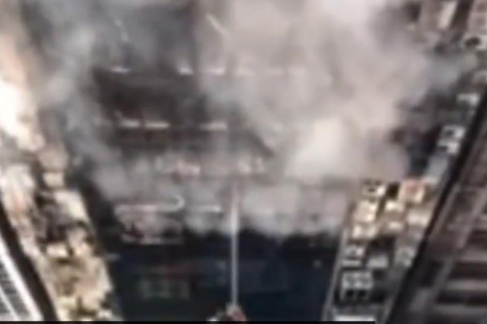 ZAPALILA SE VISOKA POSLOVNA ZGRADA! Vatra guta sve, ljudi u panici skaču kroz prozore (VIDEO)