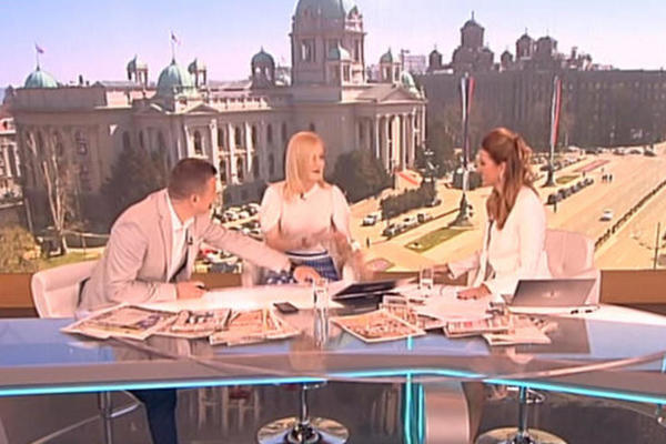 SRĐAN DIRAO ROZGU ISPOD STOLA?! Pevačica se ZBUNILA, pa ga IZBLAMIRALA pred celom Srbijom! (VIDEO)