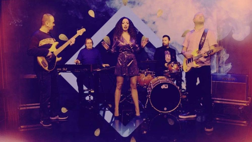 Atraktivna pevačica Sabrina Hebiri