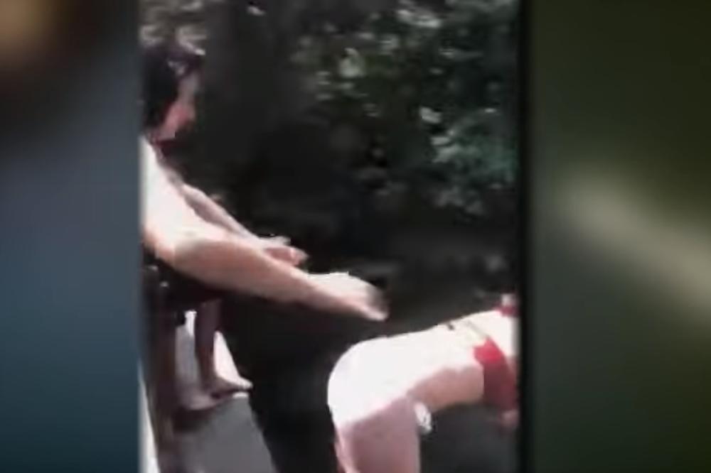 BEZ NAJAVE JE GURNULA DRUGARICU SA MOSTA VISOKOG 18 METARA! Na sudu je plakala kada je čula kaznu! (VIDEO)