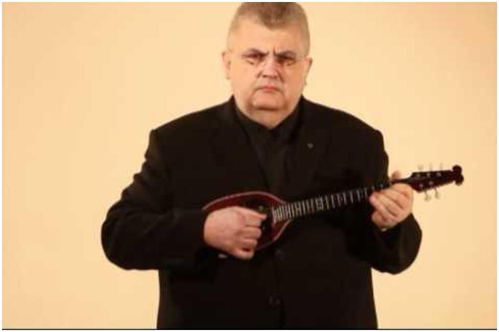 KAD OVAJ POP POZOVE, ČANAK SE ODMAH ODAZOVE: Političar  ponovo RADI ono što je u MLADOSTI najviše VOLEO