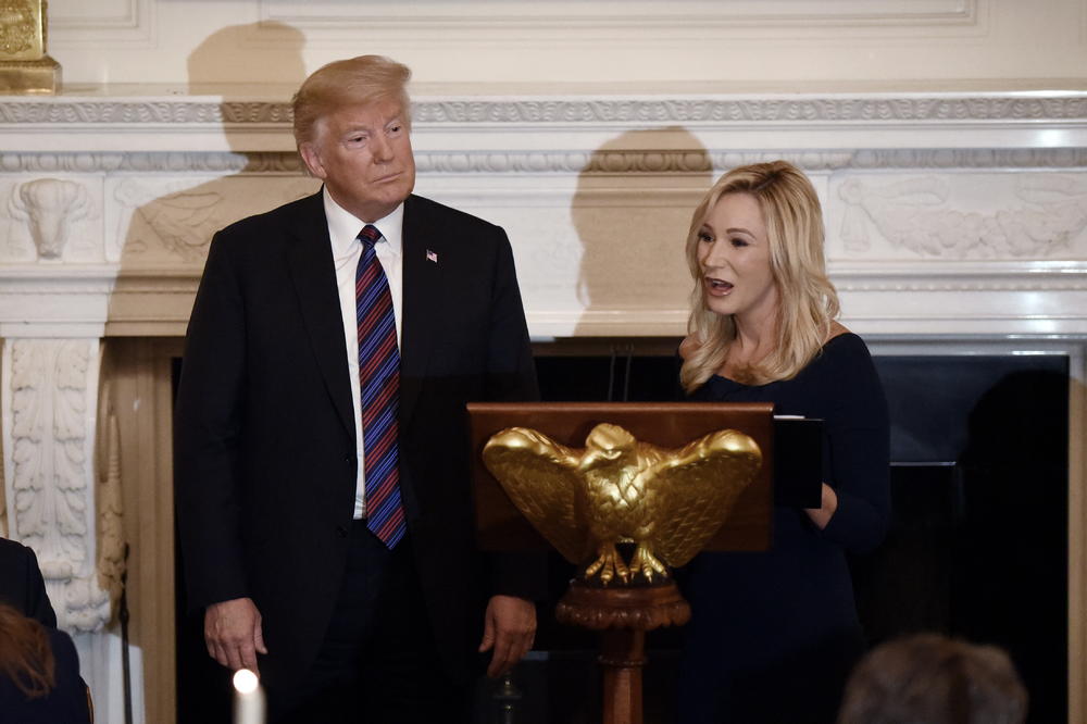 BOG ME JE POSLAO! Trampova lična sveštenica, veruje u demonsku zaveru, vedri i oblači Belom kućom!