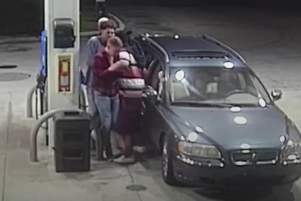 POKUŠALI SU DA OPLJAČKAJU ČETVORO STUDENATA, ALI NISU OČEKIVALI OTPOR: Usledio je okršaj KAO IZ FILMOVA (VIDEO)