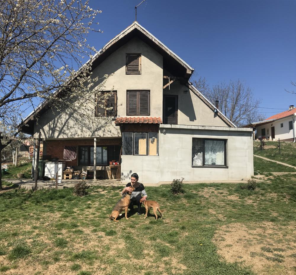 Aleksandra Dudić ispred kuće u Surčinu  