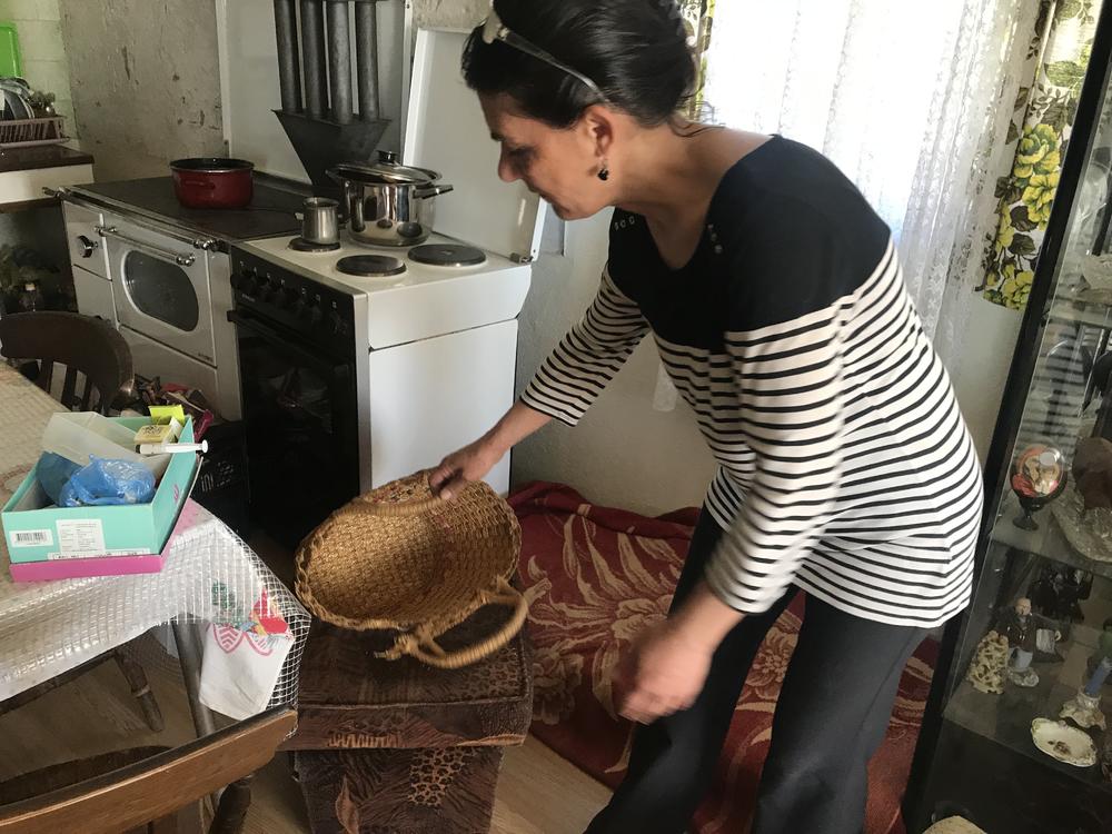 Aleksandra pokazuje gde joj spavaju 'bebe'  