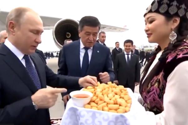 PUTINU JE LEPA PROMOTERKA PONUDILA UŠTIPKE: Njegovo pitanje izazvalo je burne reakcije! (VIDEO)