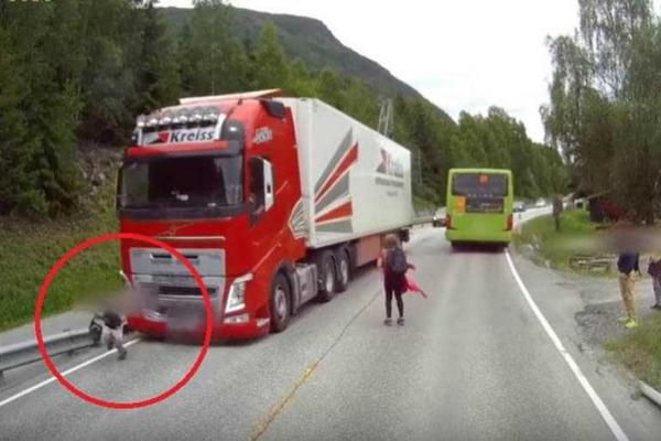 DEČAK JE IZAŠAO IZ ŠKOLSKOG AUTOBUSA I POTRČAO PRAVO POD KAMION: Vozačeva reakcija ostaviće vas bez daha! (VIDEO)