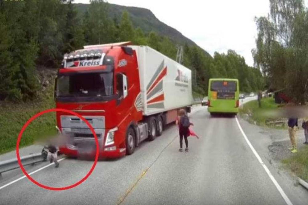 DEČAK JE IZAŠAO IZ ŠKOLSKOG AUTOBUSA I POTRČAO PRAVO POD KAMION: Vozačeva reakcija ostaviće vas bez daha! (VIDEO)