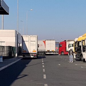 I dalje velike gužve na granicama: Teretnjaci na Batrovcima čekaju 15 sati, oglasio se AMSS