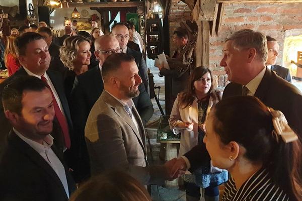 AMERIČKI AMBASADOR UŠAO JE U SRPSKU SVETINJU NA KOSOVU! Probao je VRUĆU RAKIJU i ODUŠEVIO SE liturgijom