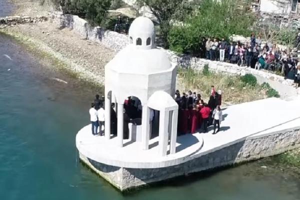 CRNOGORCI ŽELE DA SRUŠE NJEGOŠEVU SUZU! Vernici MOLITVOM pokušavaju da oteraju bagere od prelepe crkve (VIDEO)
