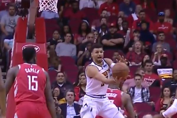 ONO KAD BUKVALNO IMAŠ OČI NA LEĐIMA: Jokićev saigrač postigao koš večeri - nije ni video gde je obruč!