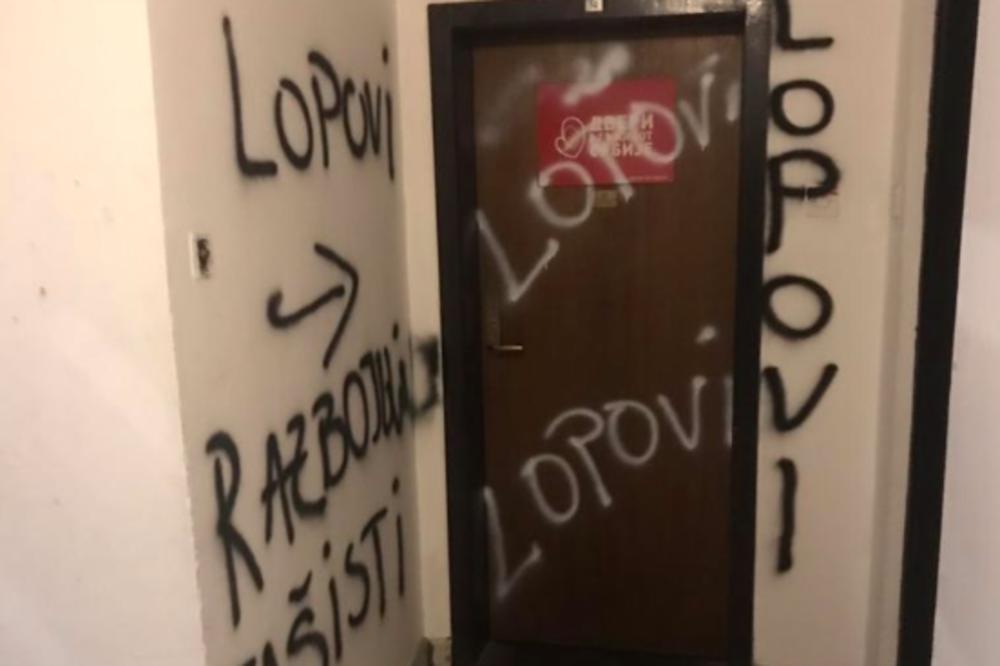 LOPOVI! VANDALI ISPISALI UVREDE NA VRATIMA PROSTORIJA DVERI! Boško je bio BRITAK NA JEZIKU posle ovog napada (FOTO)